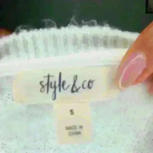 🍁4/$15🍁 white sweater - Picture 4 of 4